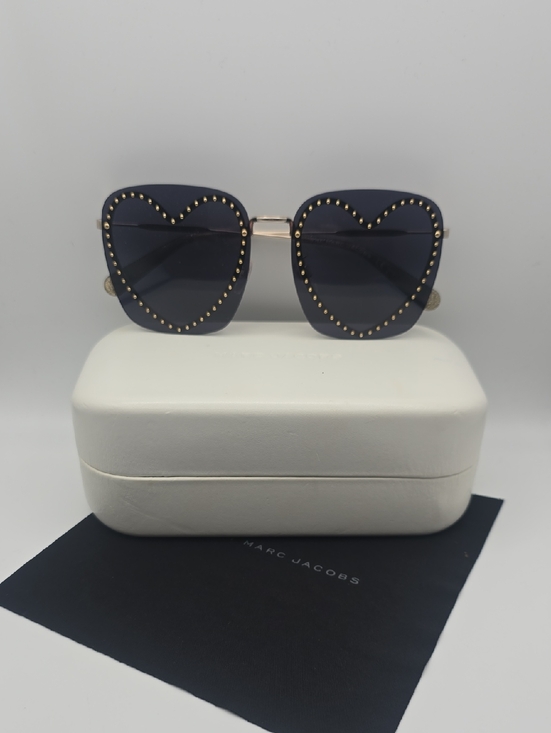 Marc Jacobs Black W/ Gold Heart-Stud Square Sunnies (FULL INC)(NWOT)✨️🖤✨️
